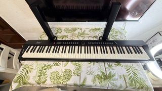Piano digital con soporte