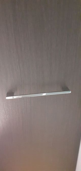 Armario alto baño madera y agarrador de acero inox