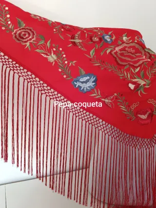 Mantoncillo rojo bordado flores y mariposas