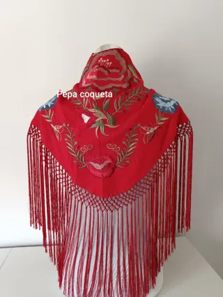 Mantoncillo rojo bordado flores y mariposas