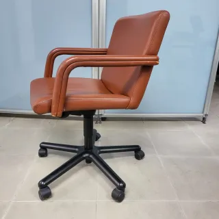 Silla giratoria Kron de cuero camel y metal negro