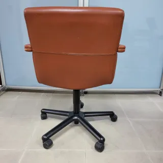 Silla giratoria Kron de cuero camel y metal negro