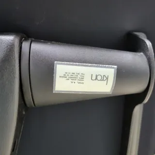 Silla giratoria Kron de cuero camel y metal negro