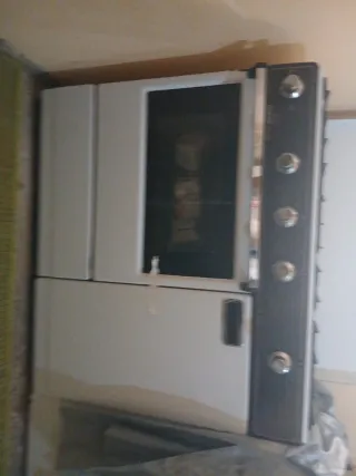 Cocina de gas blanca y negra