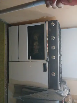 Cocina de gas blanca y negra