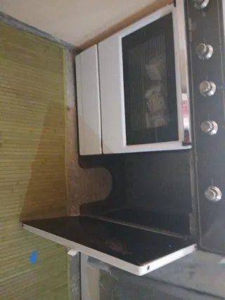 Cocina de gas blanca y negra