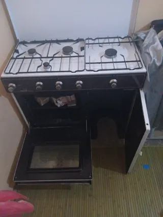 Cocina de gas blanca y negra