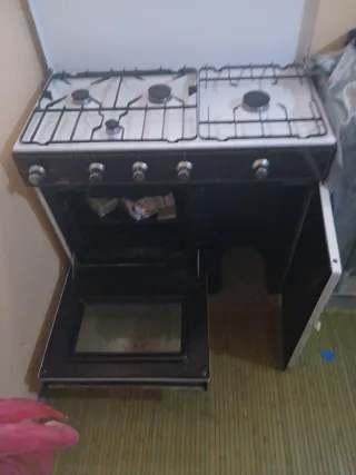 Cocina de gas blanca y negra