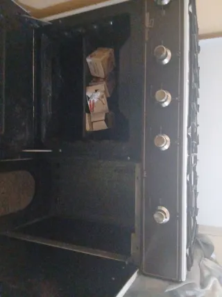 Cocina de gas blanca y negra