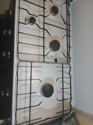 Cocina de gas blanca y negra