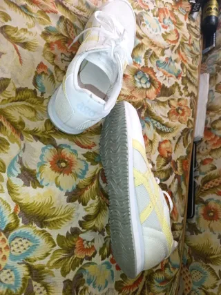Zapatillas blancas y amarillas talla 44