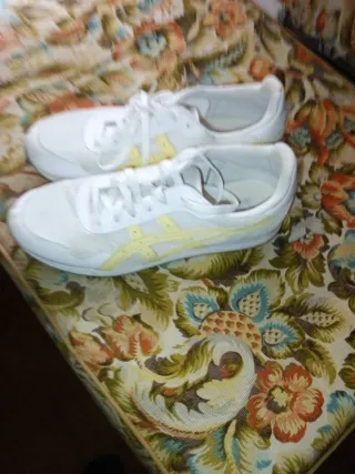 Zapatillas blancas y amarillas talla 44