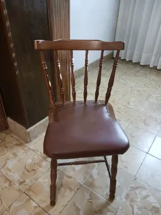 4 Sillas de Madera con Asiento Acolchado