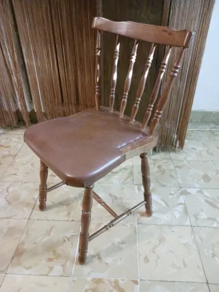 4 Sillas de Madera con Asiento Acolchado