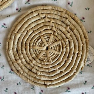 Salvamanteles redondos de mimbre estilo boho