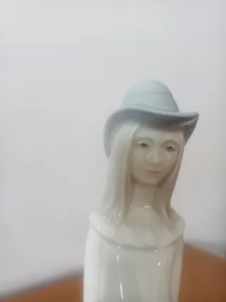 Figura de porcelana mujer con sombrero