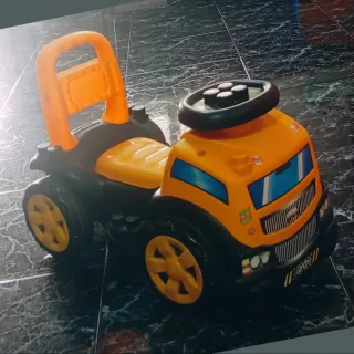 Correpasillos Camión Molto Infantil amarillo