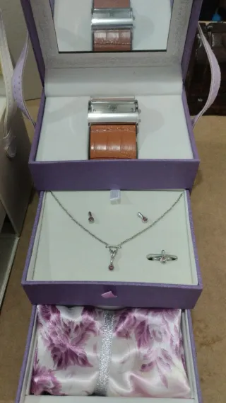 Joyeros blanco y violeta con asa y cierre plateado