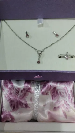 Joyeros blanco y violeta con asa y cierre plateado