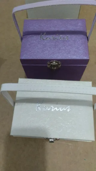Joyeros blanco y violeta con asa y cierre plateado