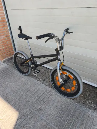 Bici BMX negra