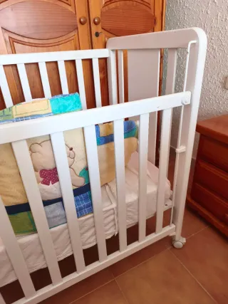 Cuna bebé blanca con colchón