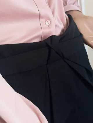 Gonna nera a portafoglio, con gioco di pieghe