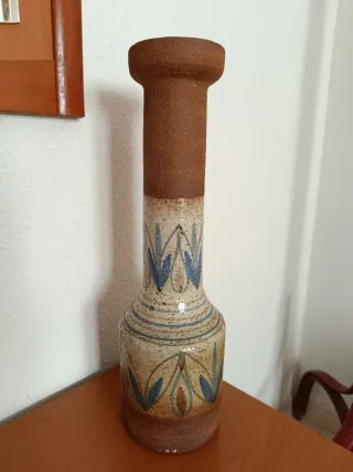 Botijo de cerámica con diseño floral