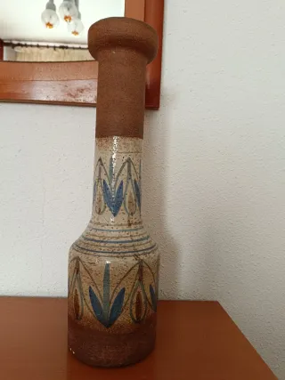 Botijo de cerámica con diseño floral