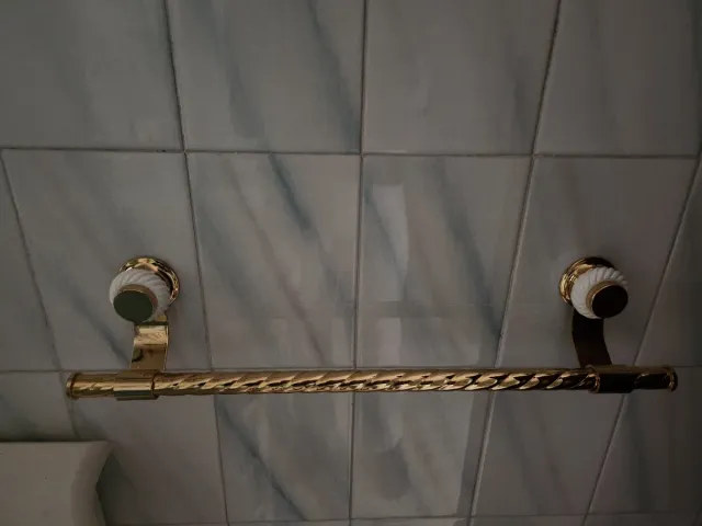 Toallero Baño Dorado y Blanco