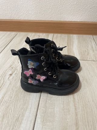 Botas niña negras con mariposas