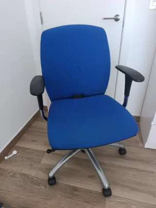 Silla de escritorio azul y negra