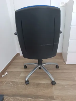 Silla de escritorio azul y negra