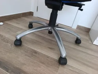 Silla de escritorio azul y negra