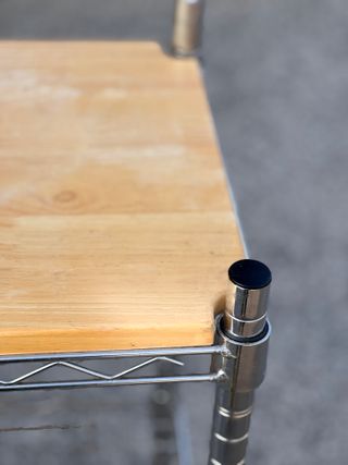 Estantería metálica y madera