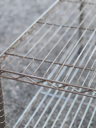 Estantería metálica y madera