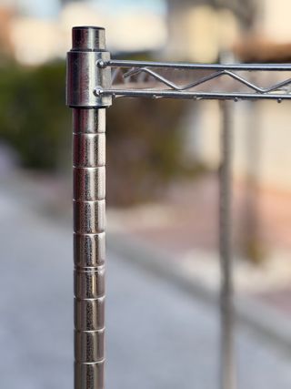 Estantería metálica y madera