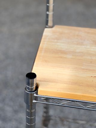 Estantería metálica y madera