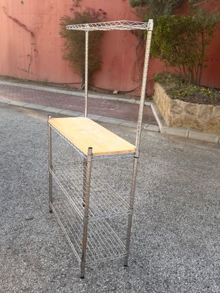 Estantería metálica y madera