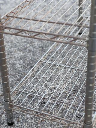 Estantería metálica y madera