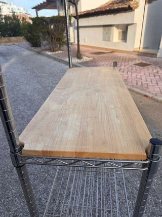 Estantería metálica y madera