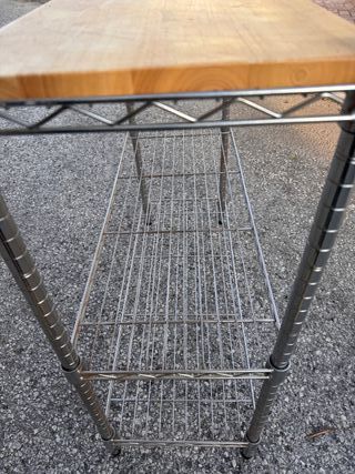 Estantería metálica y madera