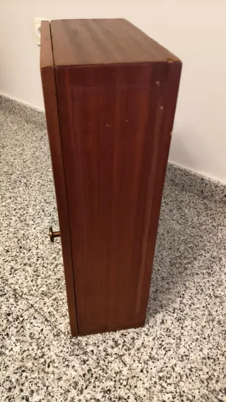 Cajón de madera con pomo