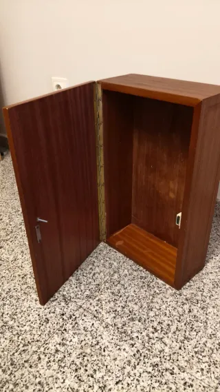 Cajón de madera con pomo