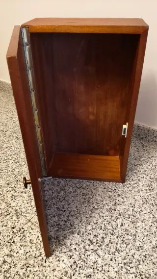 Cajón de madera con pomo