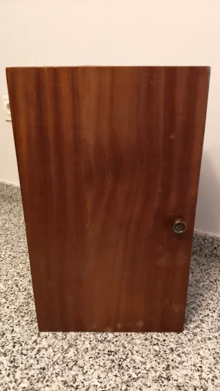 Cajón de madera con pomo