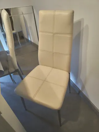 Mesa y 4 Sillas Comedor