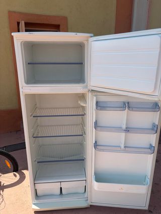 Nevera blanca con congelador no va bien