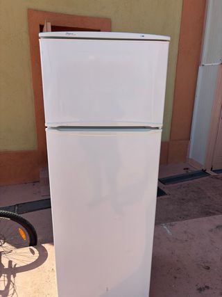 Nevera blanca con congelador no va bien