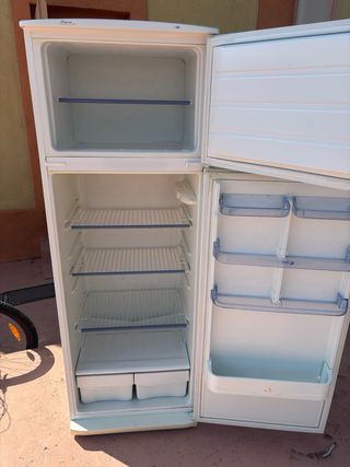 Nevera blanca con congelador no va bien